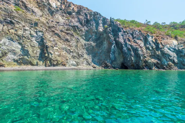 Kayalıklar ve turkuaz deniz