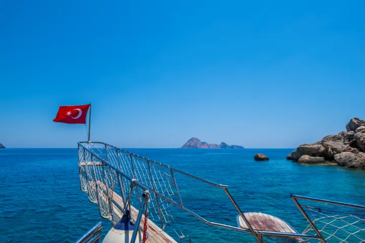 Teknede Türk bayrağı ve açık deniz